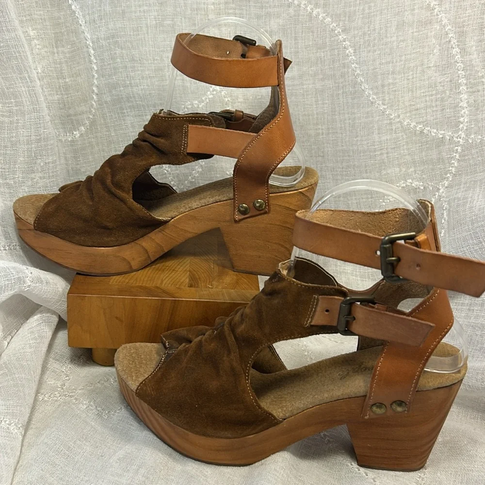 NWOT Free People leather and wooden platform sandal